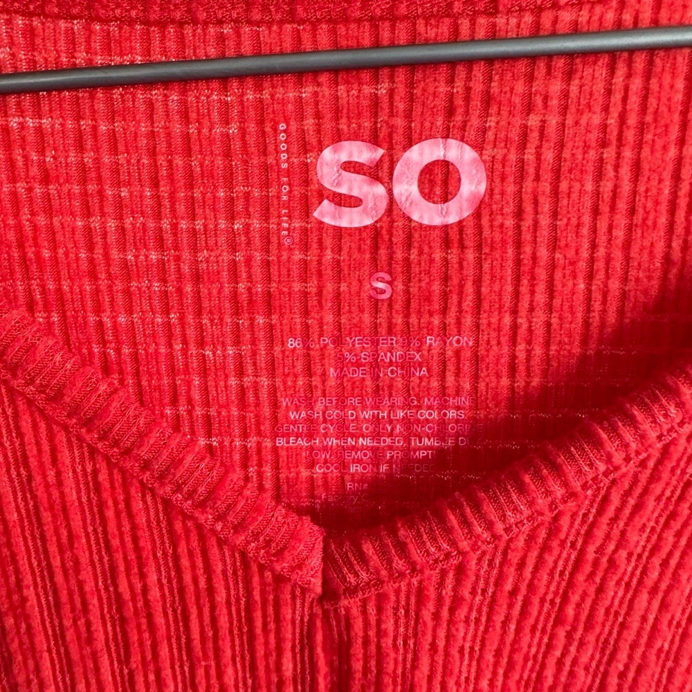 SO Red Ribbed Knit V-Neck Long Sleeve Twist Front Casual Top - Picture 3 of 3